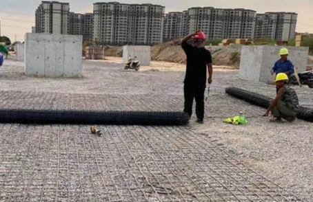 厚街镇土工格栅铺设前地基要怎么处理？